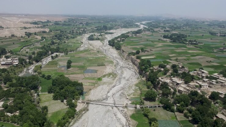 la belleza del arroyo estacional del distrito de khogyani