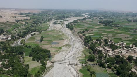 la belleza del arroyo estacional del distrito de khogyani