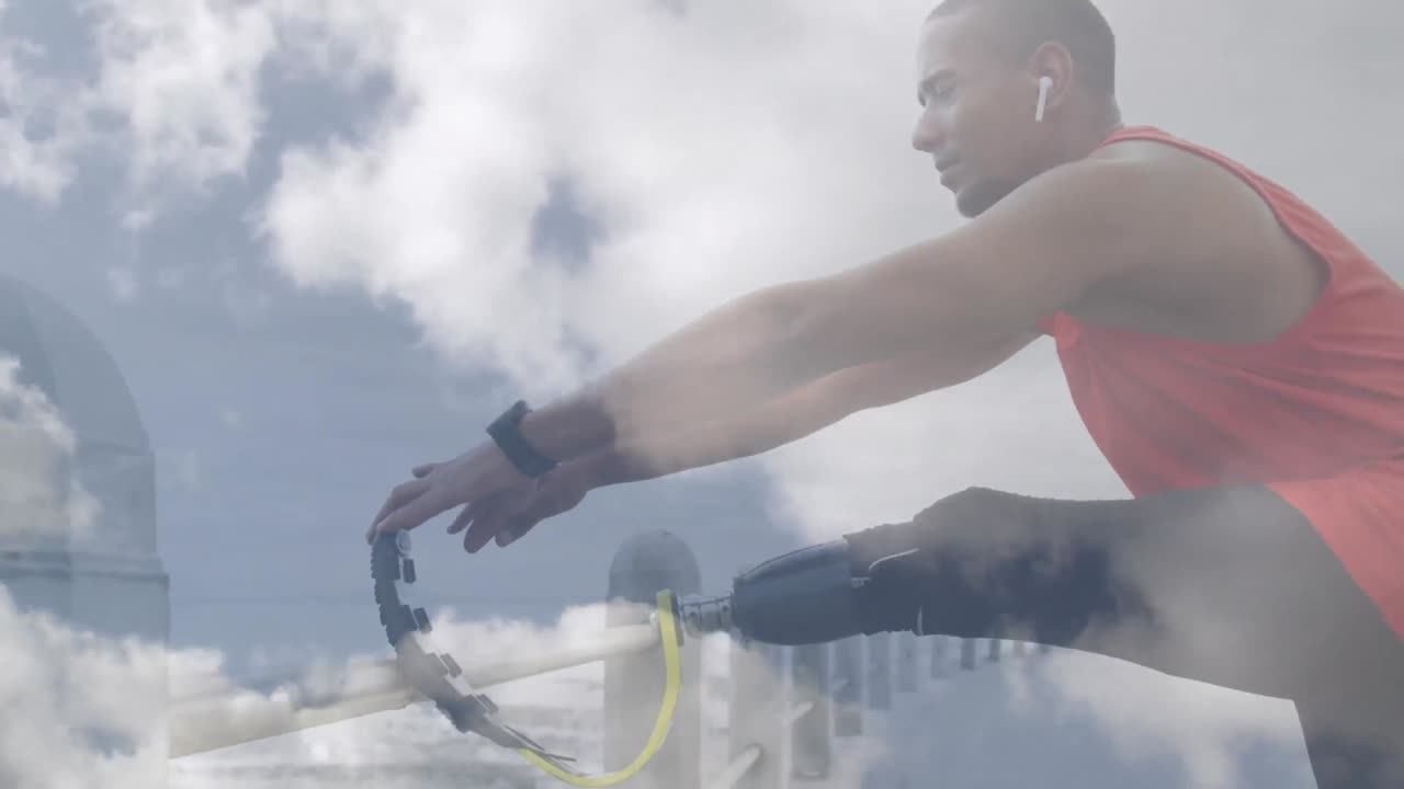 animación de nubes sobre atleta masculino con hoja de correr haciendo ejercicio al aire libre