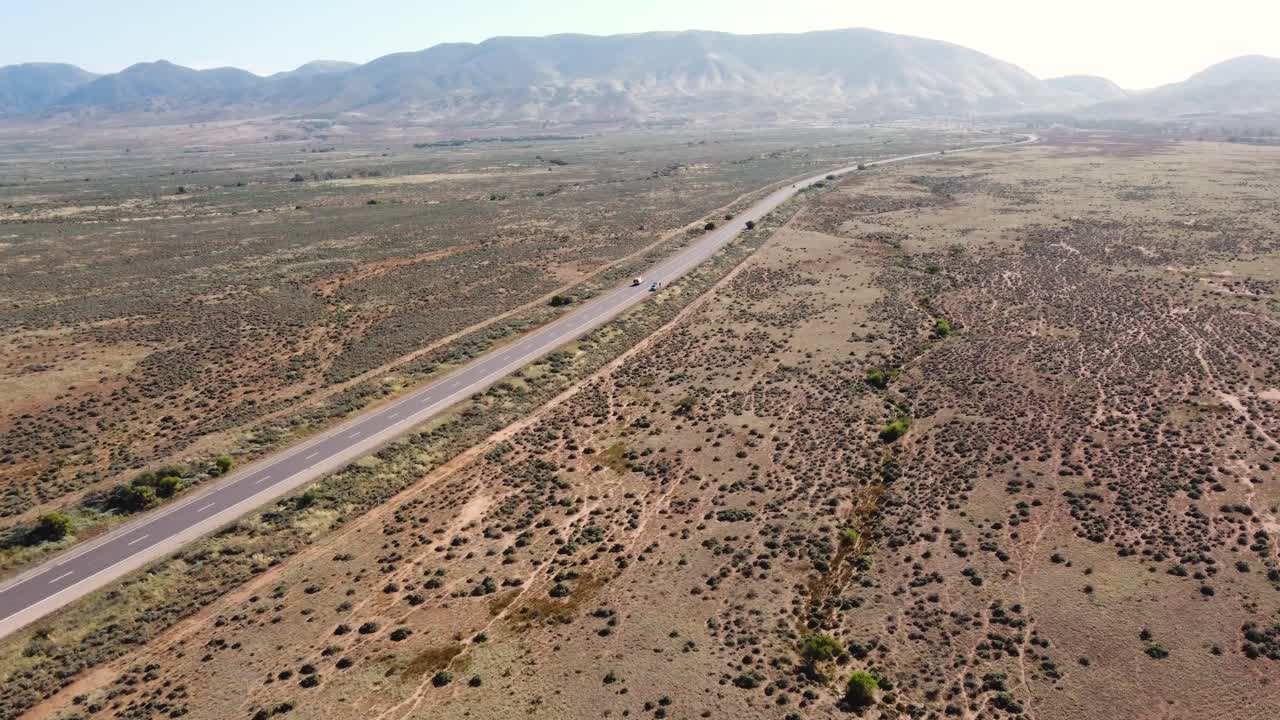 고속도로 플린더스 범위 산 지형 여행 관광 애들레이드 포트 오거스타 사우스 오스트레일리아 4k에서 자동차의 공중 드론 샷 풍경 샷