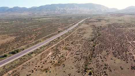 aéreo drone shot paisaje tiro de auto en autopista freeway flinders ranges montañas terreno viaje turismo adelaide puerto augusta sur australia 4k