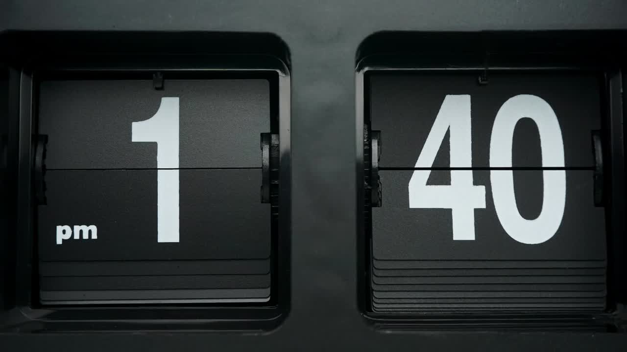 время проходит, черные современные часы показывают прохождение времени.