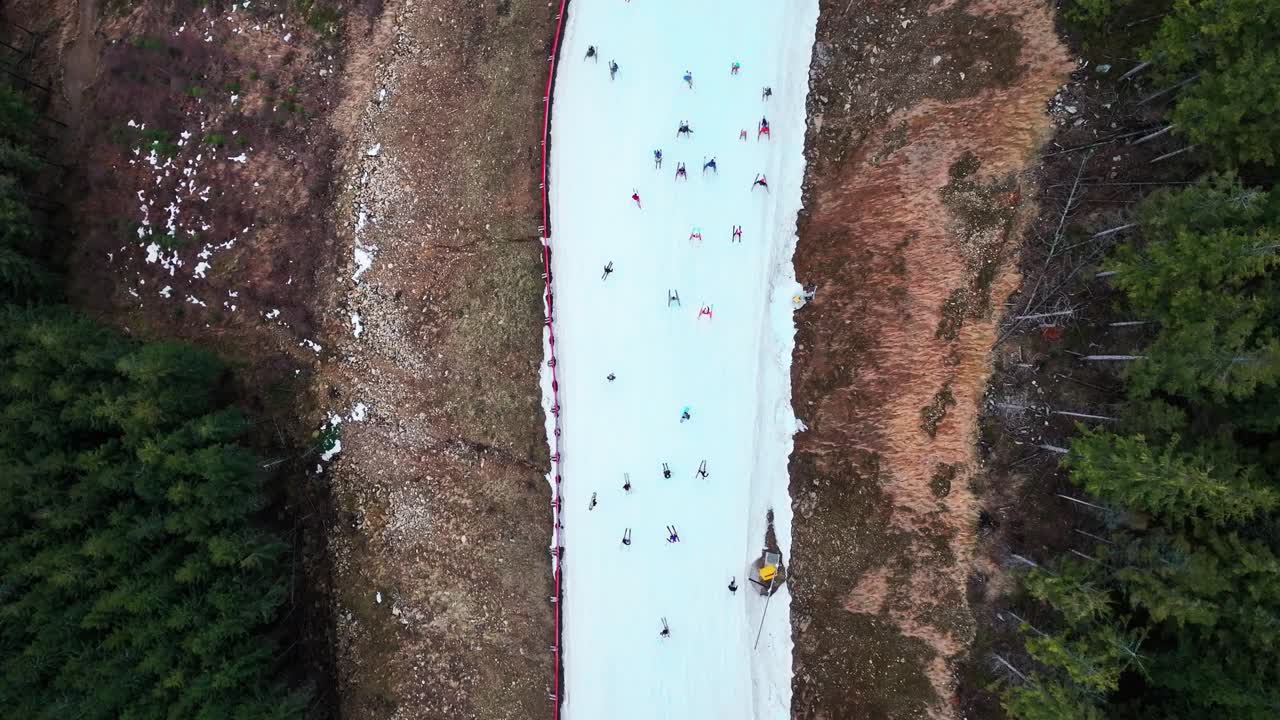 눈 인 돌니 모라바 산 기?? 에서 스키 를 타고 내려가는 사람 들 의 공중 사진
