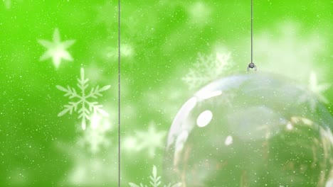 Animation-Von-Schnee,-Der-über-Schneeflocken-Und-Weihnachtskugeln-Auf-Grünem-Hintergrund-Fällt