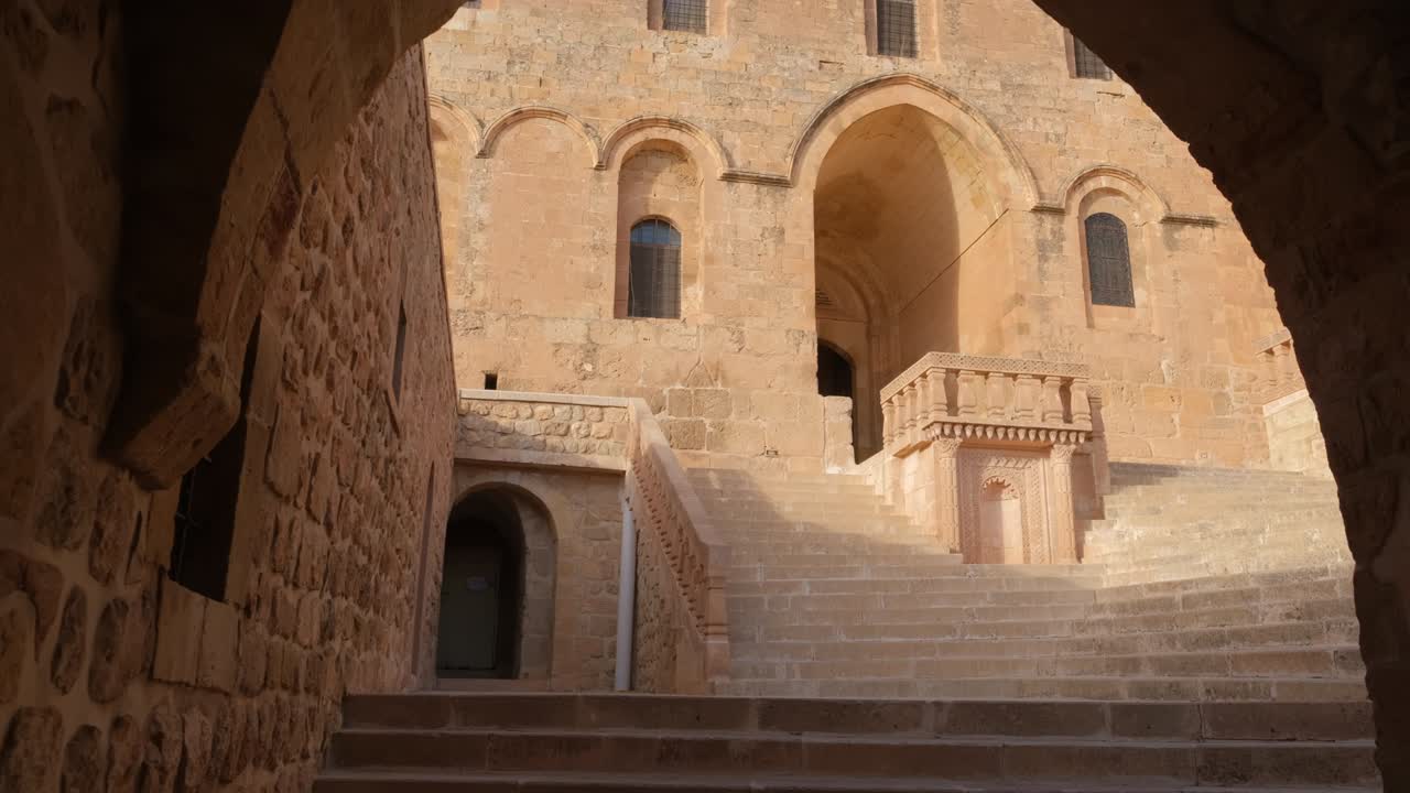 pov entrando en el monasterio de mor hananyo en mardin, al este de turquía