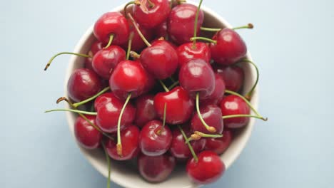 cerezas frescas en un cuenco blanco