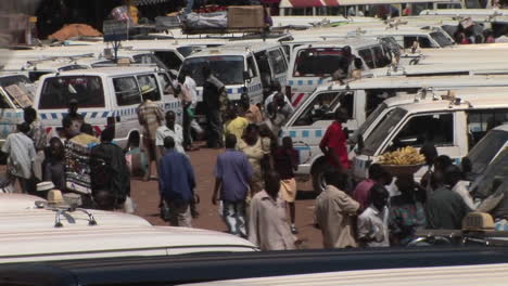 2020-Longshot-Von-Dorfbewohnern,-Die-Ihre-Einkäufe-Auf-Einem-Marktplatz-In-Kampala,-Uganda,-An-Lieferwagen-Vorbeitragen