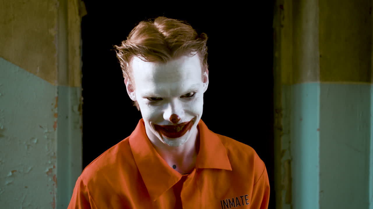 страшный клоун в заброшенном доме