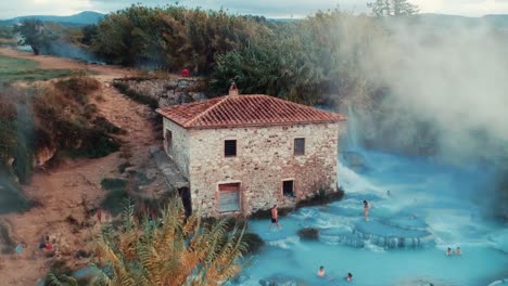 Touristen-An-Der-Berühmten-Cascate-Del-Mulino-In-Saturnia,-Manciano-In-Italien