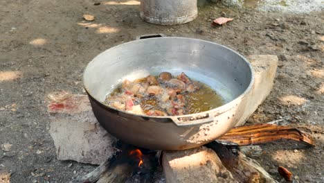 Chicharrón-Hecho-En-Una-Olla-A-Leña