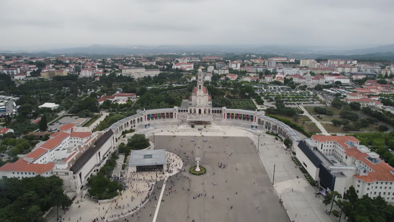 포르투갈의 파티마를 설립하는 공중 촬영, 종교적 랜드마크와 주변 풍경을 특징으로합니다.