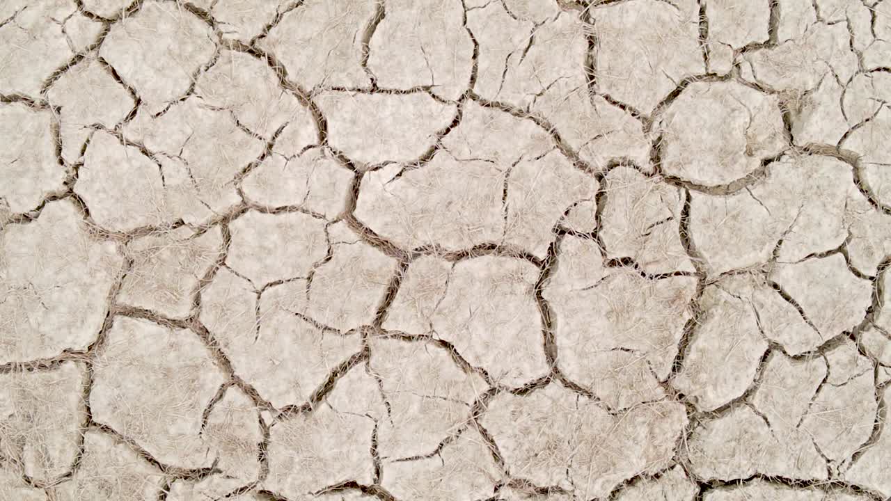 뜨거운 불모의 환경에서 회전하는 마른 금이 간 가뭄 골절된 땅 조감도