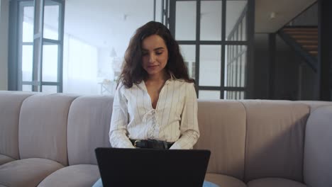 Geschäftsfrau-Tippt-Laptop-Computer-Im-Heimbüro-In-Zeitlupe.