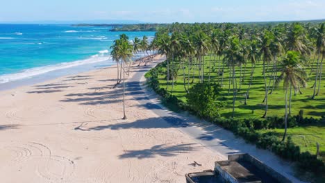 Verlassenes-Gebäude-Am-Strand-Von-Arroyo-Salado,-Dominikanische-Republik