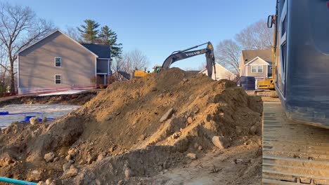 gran excavadora en el sitio de trabajo de un nuevo desarrollo de condominios en construcción