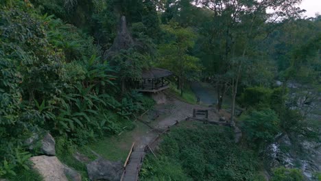 Selva-Tropical-En-La-Cascada-De-Mae-Klang-En-El-Parque-Nacional-Doi-Inthanon,-Chiang-Mai,-Tailandia