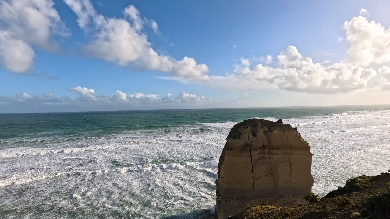 las olas chocando contra las icónicas pilas de piedra caliza