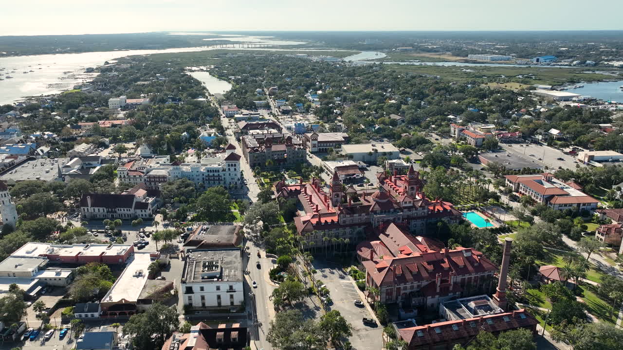 Un’inquadratura cinematografica realizzata con un drone cattura il cuore di St. Augustine, fondendo l'architettura secolare con una vivace disposizione urbana.