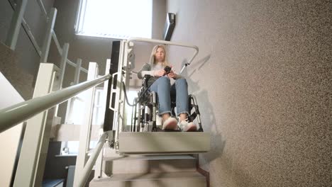una niña en silla de ruedas sube las escaleras sin esfuerzo usando un ascensor de escaleras.