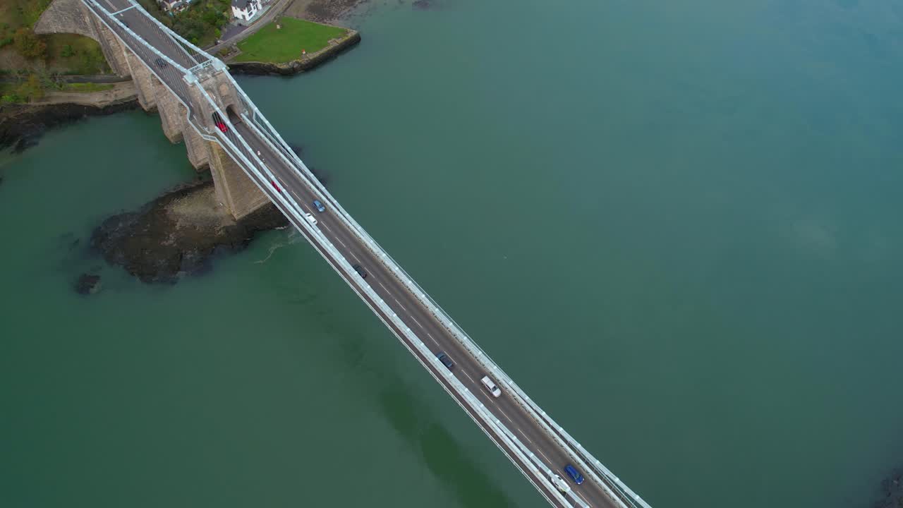 메나이 현수교에서 경치 좋은 드론 촬영, 자동차 횡단, 흐린 날