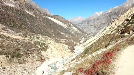 Blick-Auf-Die-Gaumukh-Wanderung-Der-Gaumukh-Gletscher-Ist-Die-Quelle-Von-Bhagirathi,-Die-Von-Den-Gläubigen-Hoch-Geschätzt-Wird