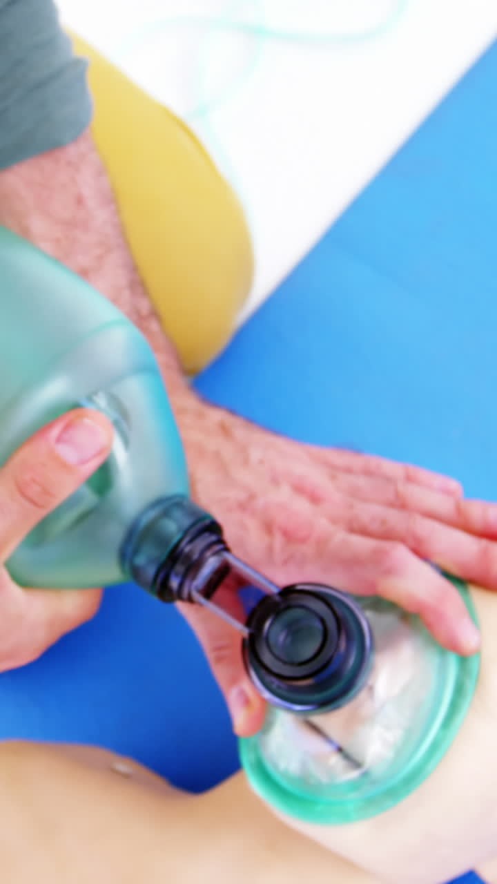 paramédico masculino durante el entrenamiento de reanimación cardiopulmonar