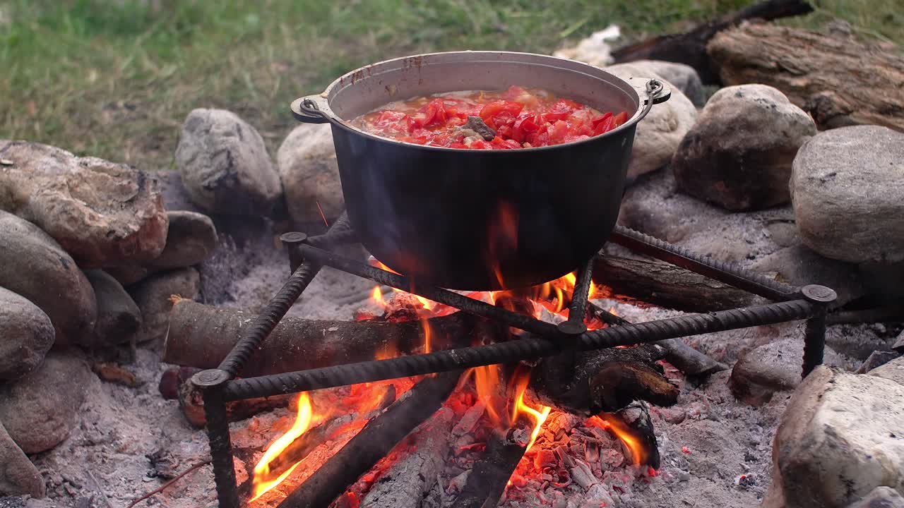 Biwakowanie w lesie. Gotowanie na ogniu. Kuchnia polowa