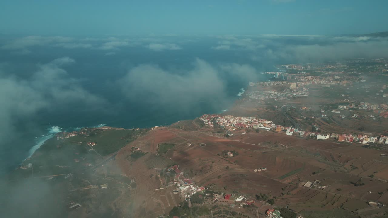 toma aérea de tierras de cultivo en la costa de españa, cielo nublado