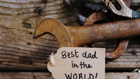 feliz tarjeta del día de los padres con viejas herramientas de trabajo en una tabla de madera