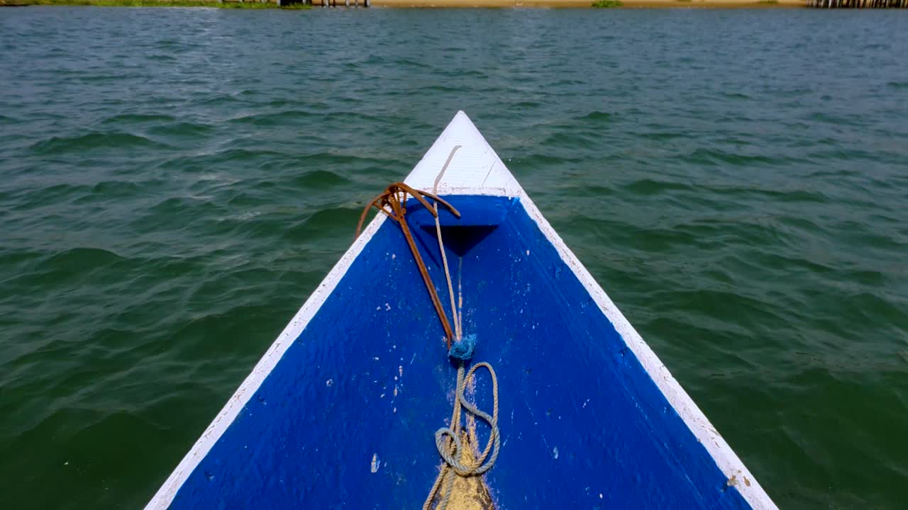 barco de pesca de madera que llega a su destino en una isla