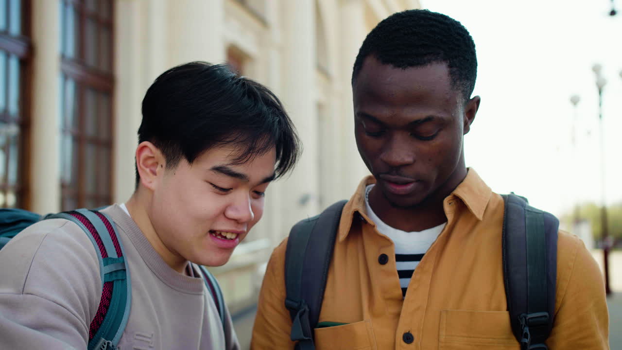 친구 들 이 지도 를 확인 하고 있다