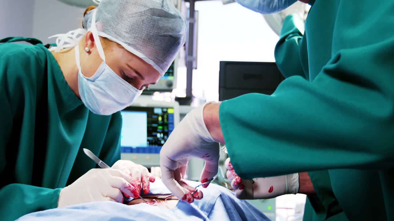 cirujanos que realizan una operación en la sala de operaciones