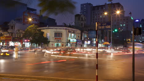 Zeitraffer-Des-Intensiven-Straßenverkehrs-In-Der-Nacht-Von-Hanoi,-Vietnam