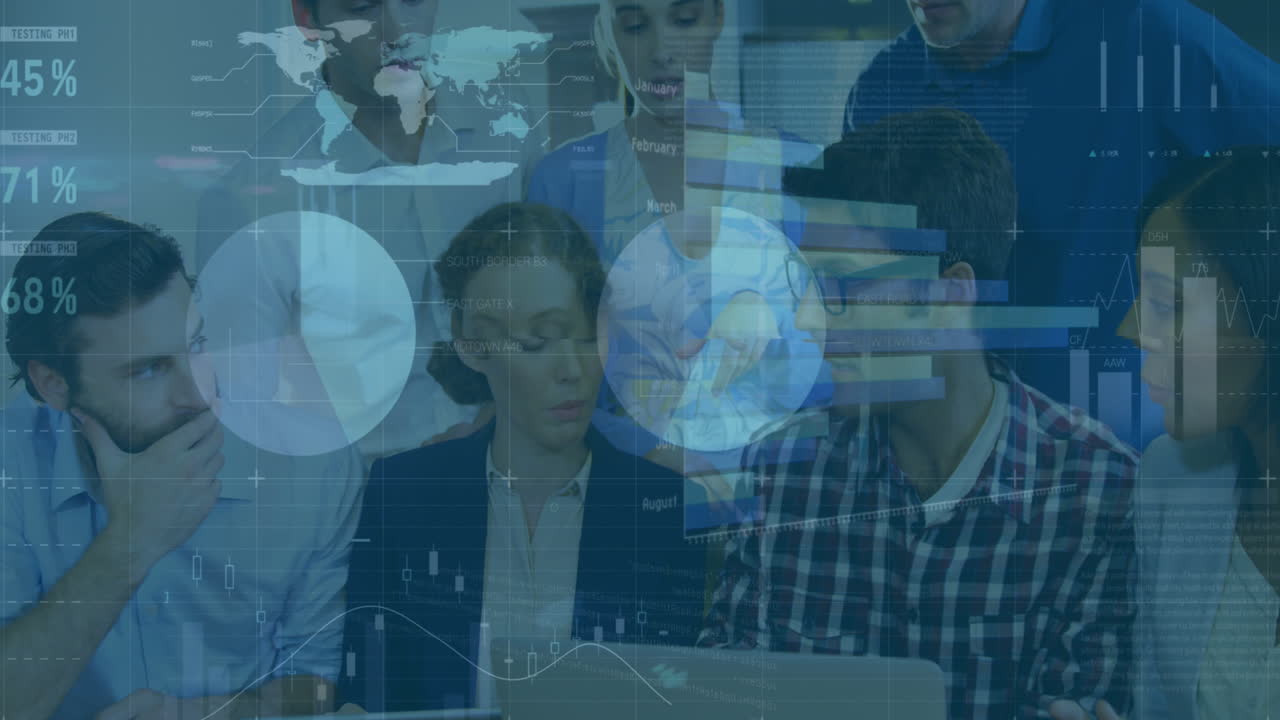 animación de la interfaz infográfica sobre diversos compañeros de trabajo discutiendo informes en la computadora portátil en la oficina.