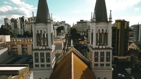 sobrevôo da igreja na paisagem urbana ao pôr do sol