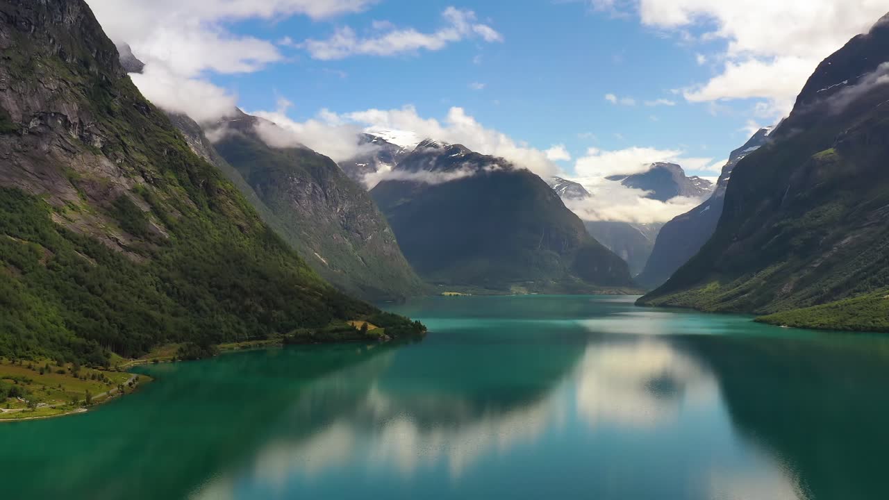 la hermosa naturaleza de noruega paisaje natural lago lovatnet.