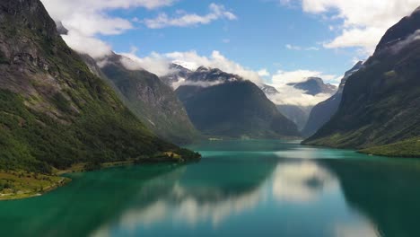 la hermosa naturaleza de noruega paisaje natural lago lovatnet.
