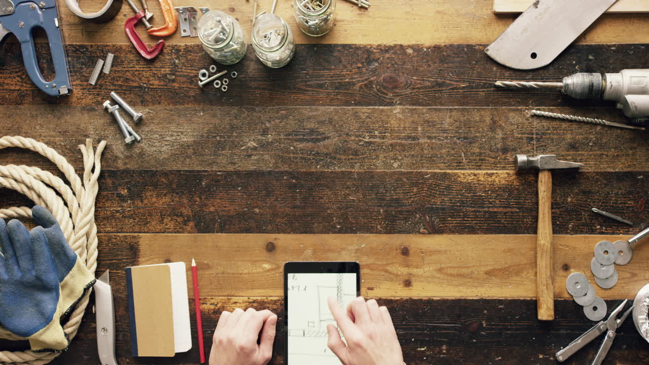 vista superior artesano artesano usando tecnología de tableta de pantalla táctil taller de pantalla táctil desde arriba - dragón épico rojo