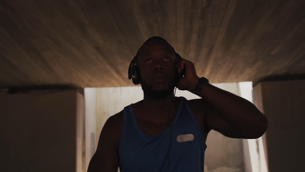 hombre de formación en un entorno urbano tomando un descanso