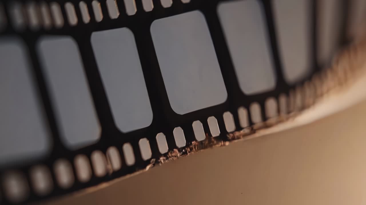 Primo piano di una pellicola cinematografica vintage, che cattura l'essenza della produzione video classica.