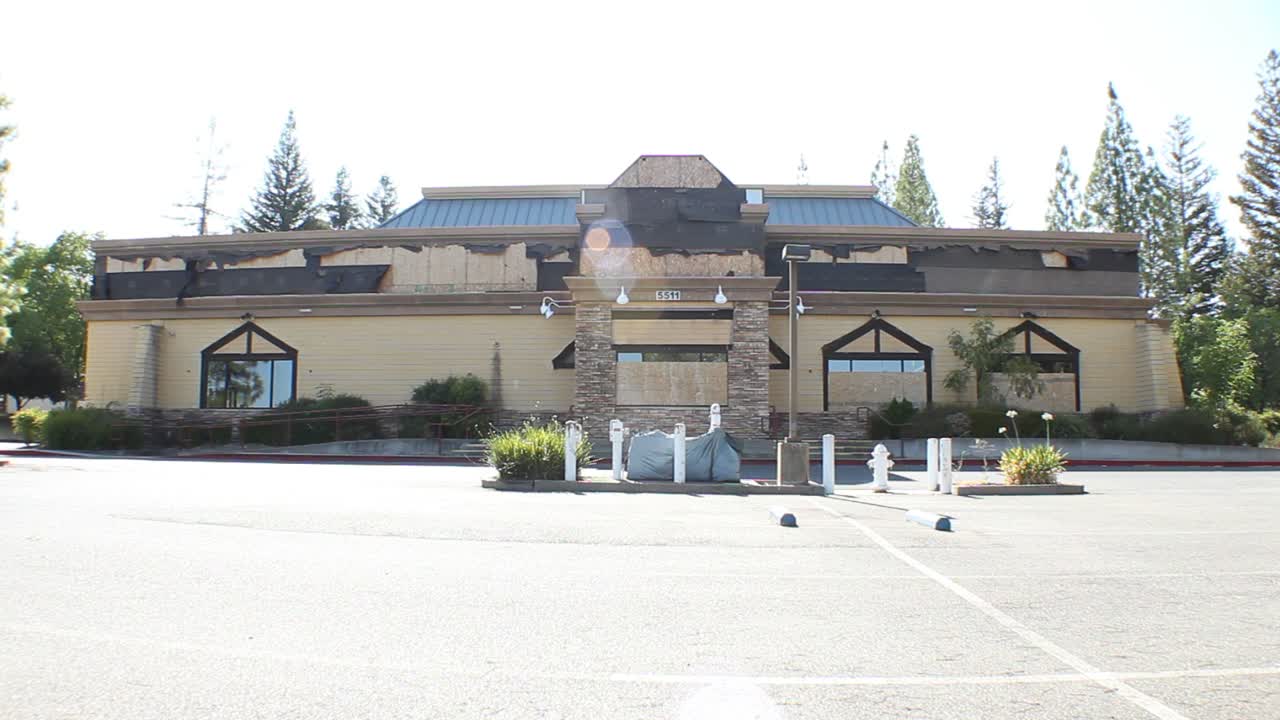 edificio de restaurante tapiado abandonado estableciendo plano general