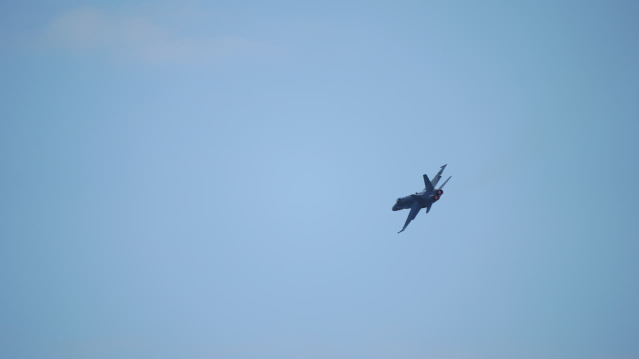 avión de combate en vuelo