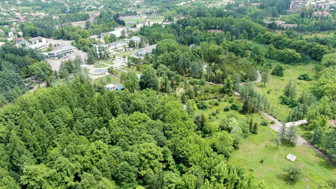 乔治亚州城市与绿色充满活力的公园之间的对比,空中无人机视图