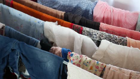la ropa se seca en un estante en el interior