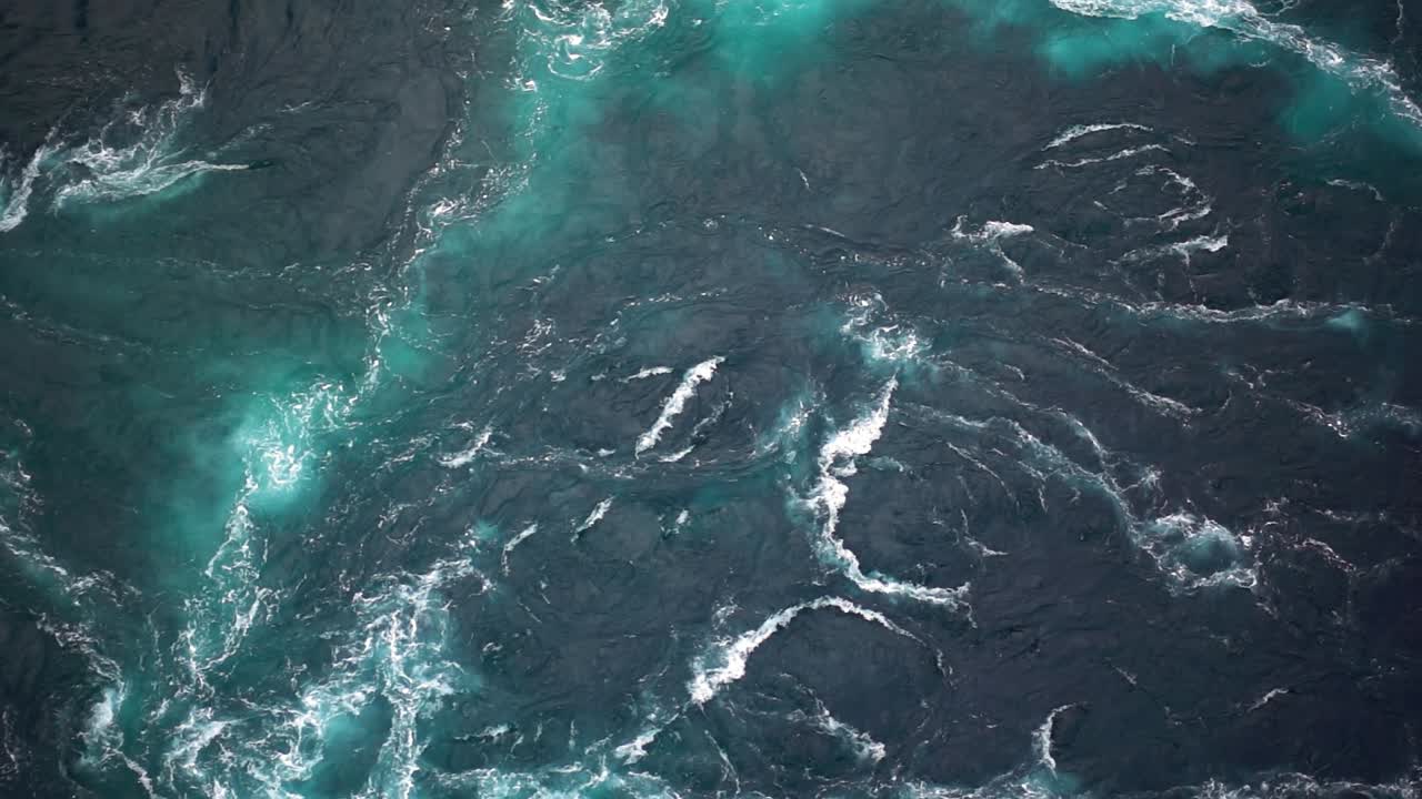 강과 바다의 물의 물결은 물결이 높고 낮을 때 서로 만납니다.