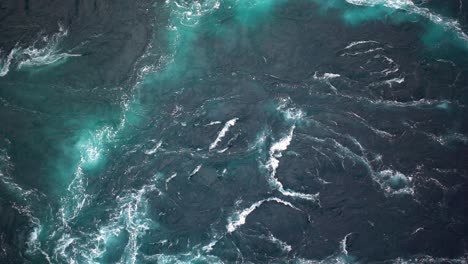 las olas de agua del río y el mar se encuentran durante la marea alta y la marea baja.