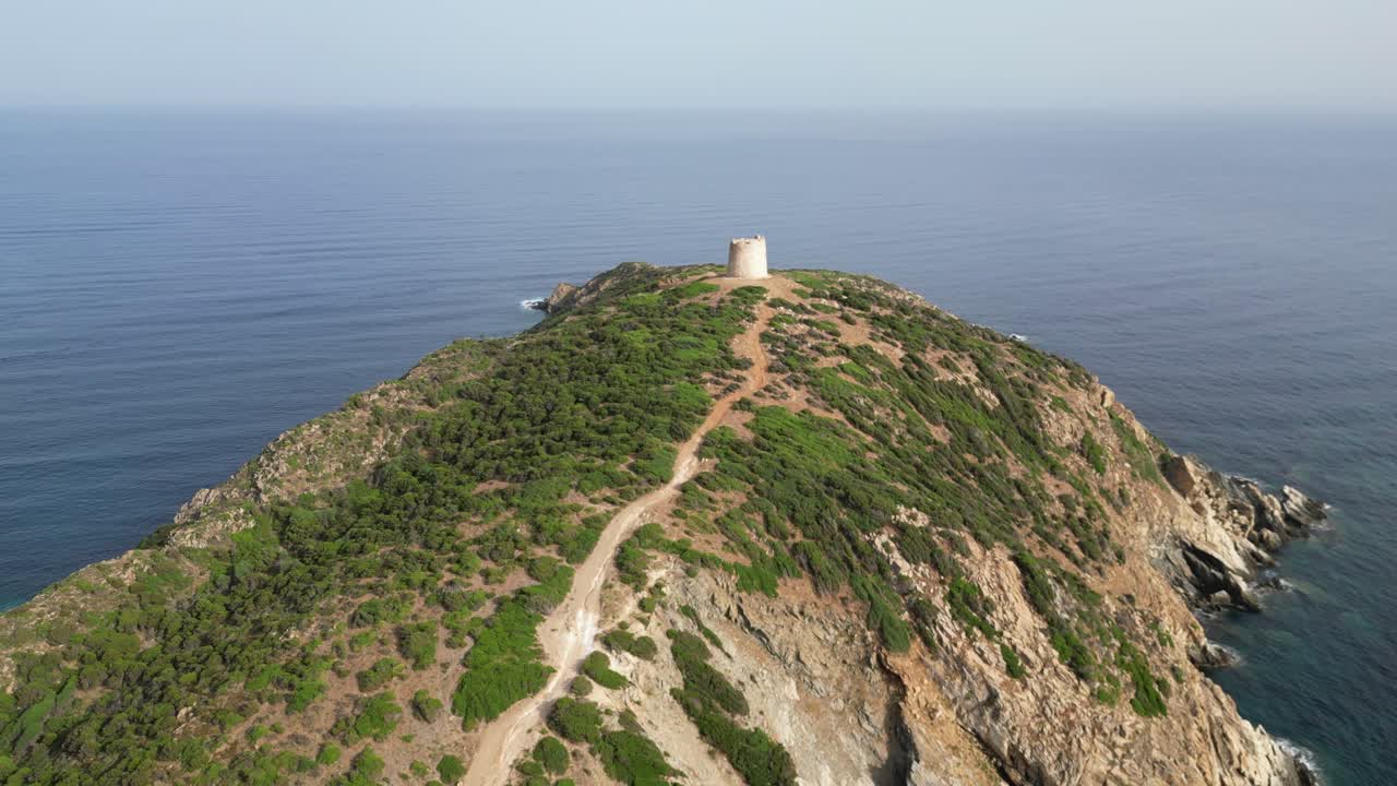torre capo malfatano en la costa sur de cerdeña, italia - antena 4k