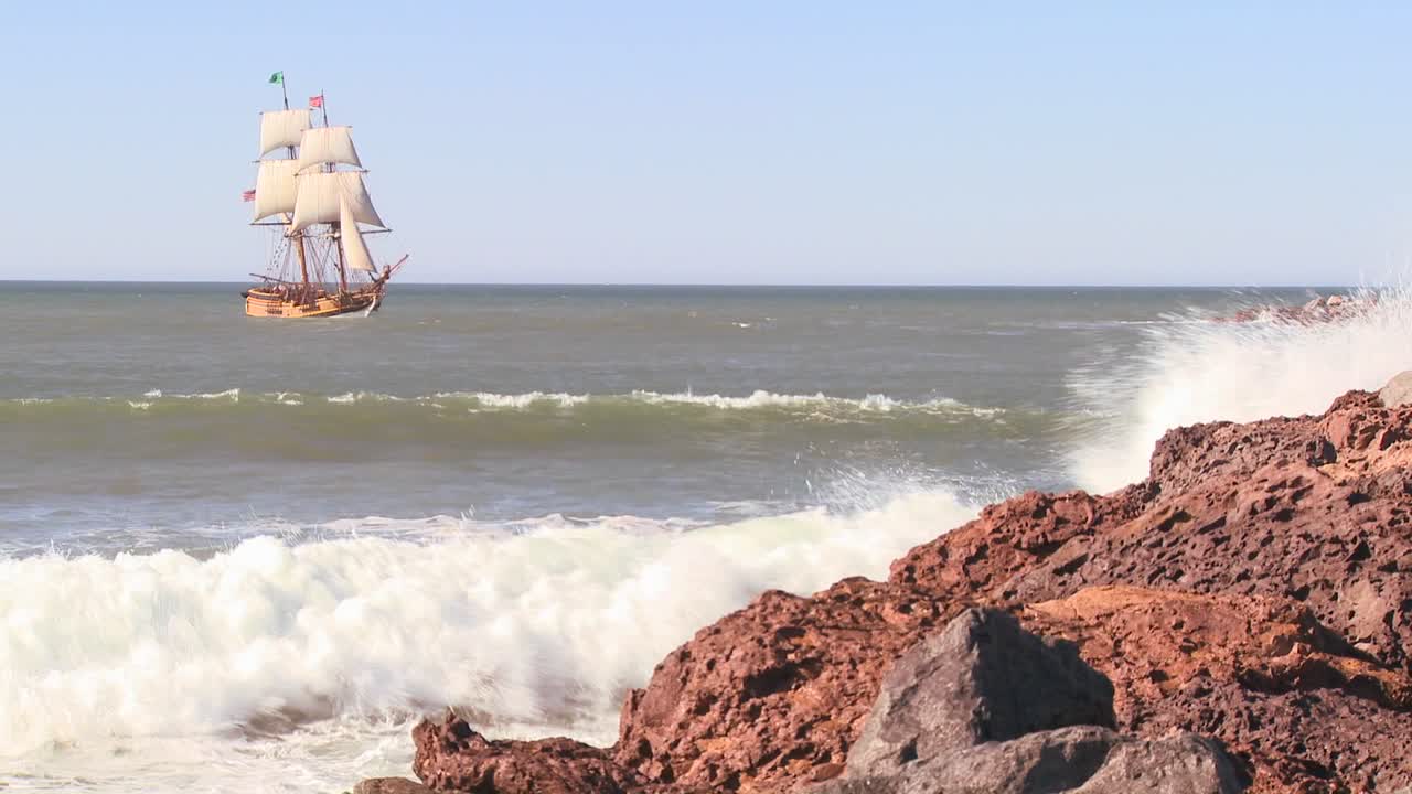 una goleta maestra alta navega en alta mar 3