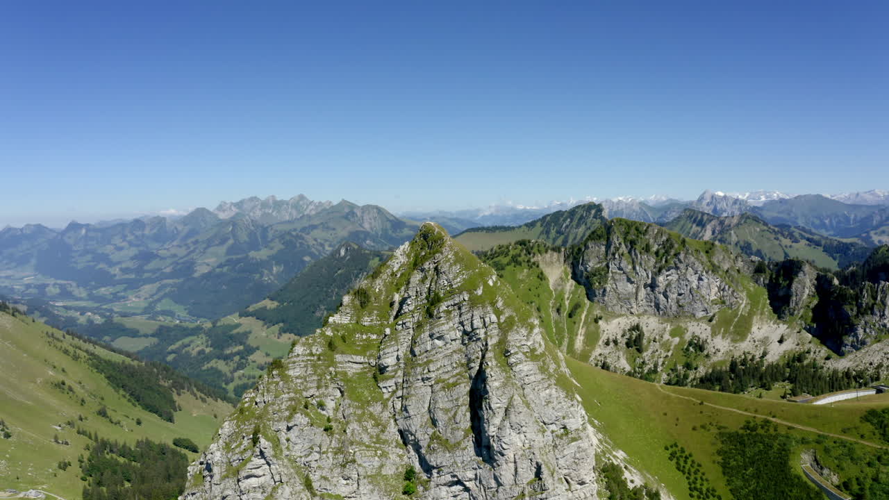 el majestuoso paisaje de la cumbre dent de jaman rodeada de prados verdes sobre montreux, suiza - drone aéreo