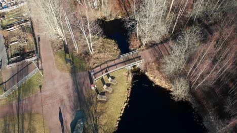 vista aérea de arriba hacia abajo del parque natural gärdsåsmosse en bergsjön, gotemburgo, suecia primer plano - disparo de drones durante la tarde a fines del invierno - gente caminando en el parque natural en europa
